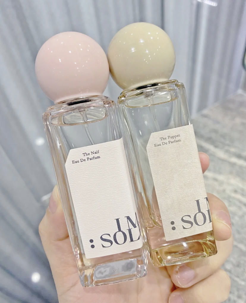 拥有多种不同香型选择,粉色款的幼稚鬼香水有超多博主推荐,酸酸甜甜的果香搭配丁香花香非常温柔!