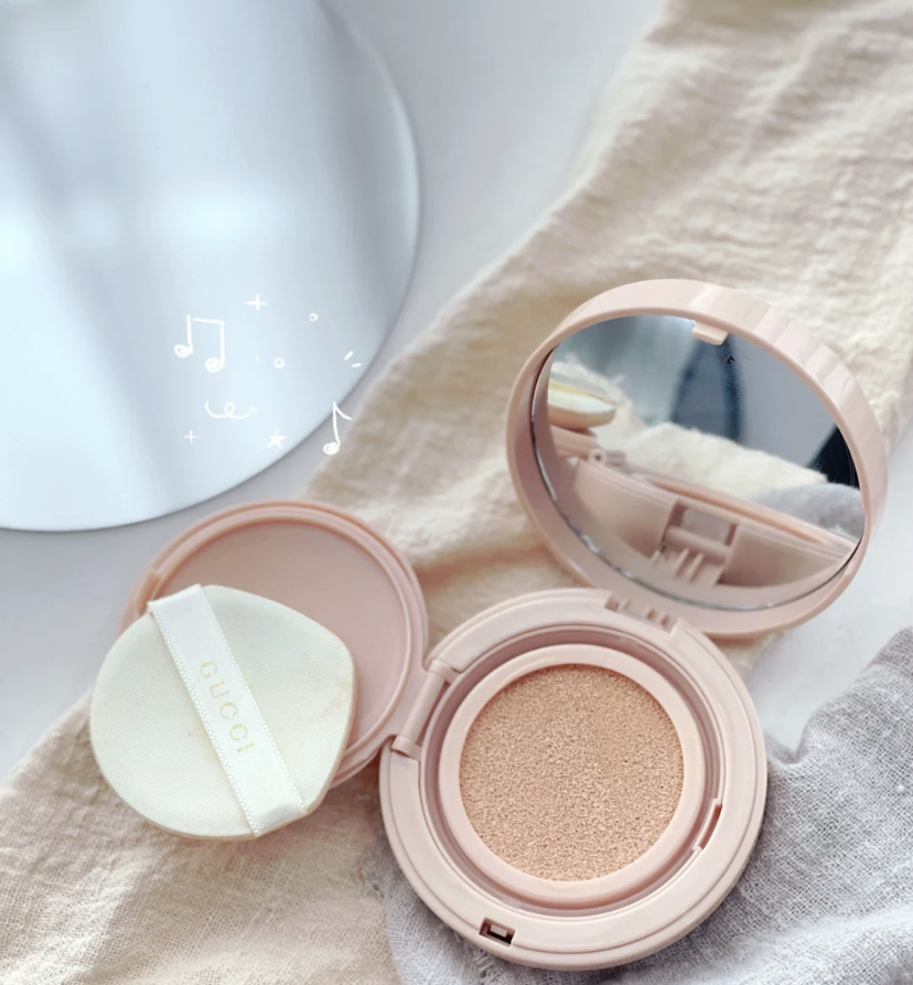 适合干性和中性肌肤使用持妆效果超好,在外呆一整天也不怕会卡粉脱妆!