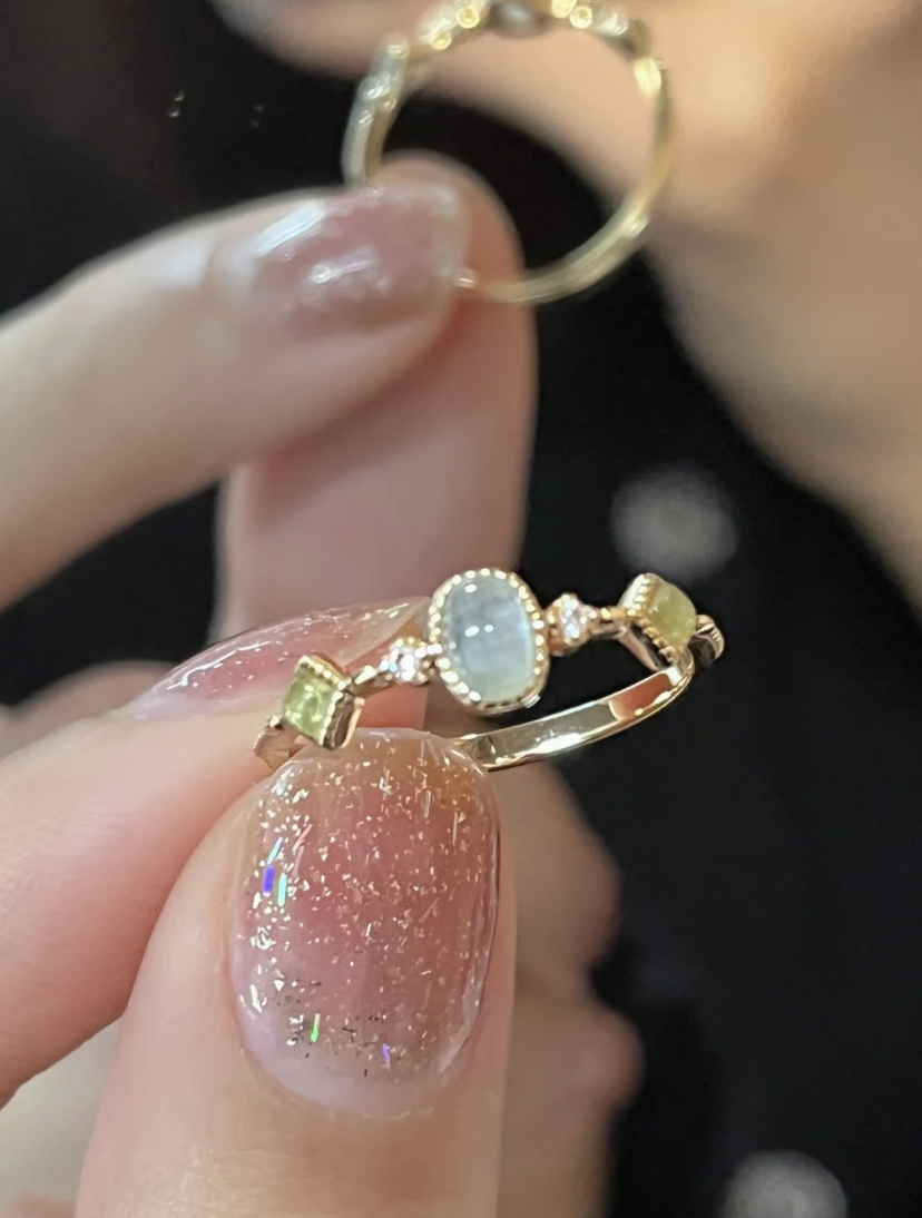 迷你小巧的海蓝宝水晶搭配橄榄色,这种配色真的很有小清新风~