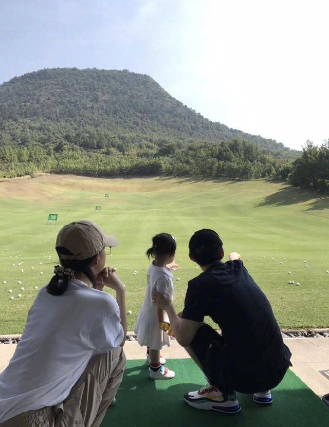 之后各自在自己的事业上拼搏,小夫妻俩也时不时在网上低调秀恩爱。
