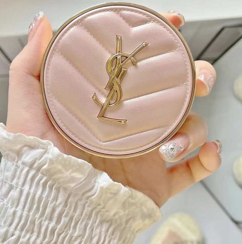 拥有非常细腻的粉质上脸超清透,带有自然的光泽感