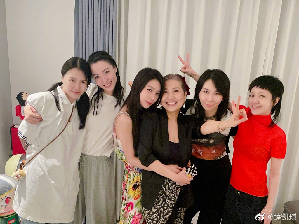 照片中的薛凯琪身穿连衣裙、头戴皇冠,保养得宜、41岁的年纪依然能保持这样的好状态,羡煞旁人。