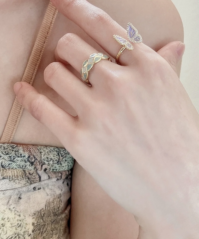 有着满满的春日感适合喜欢甜美风的女生,蝴蝶边边也被碎钻围绕着