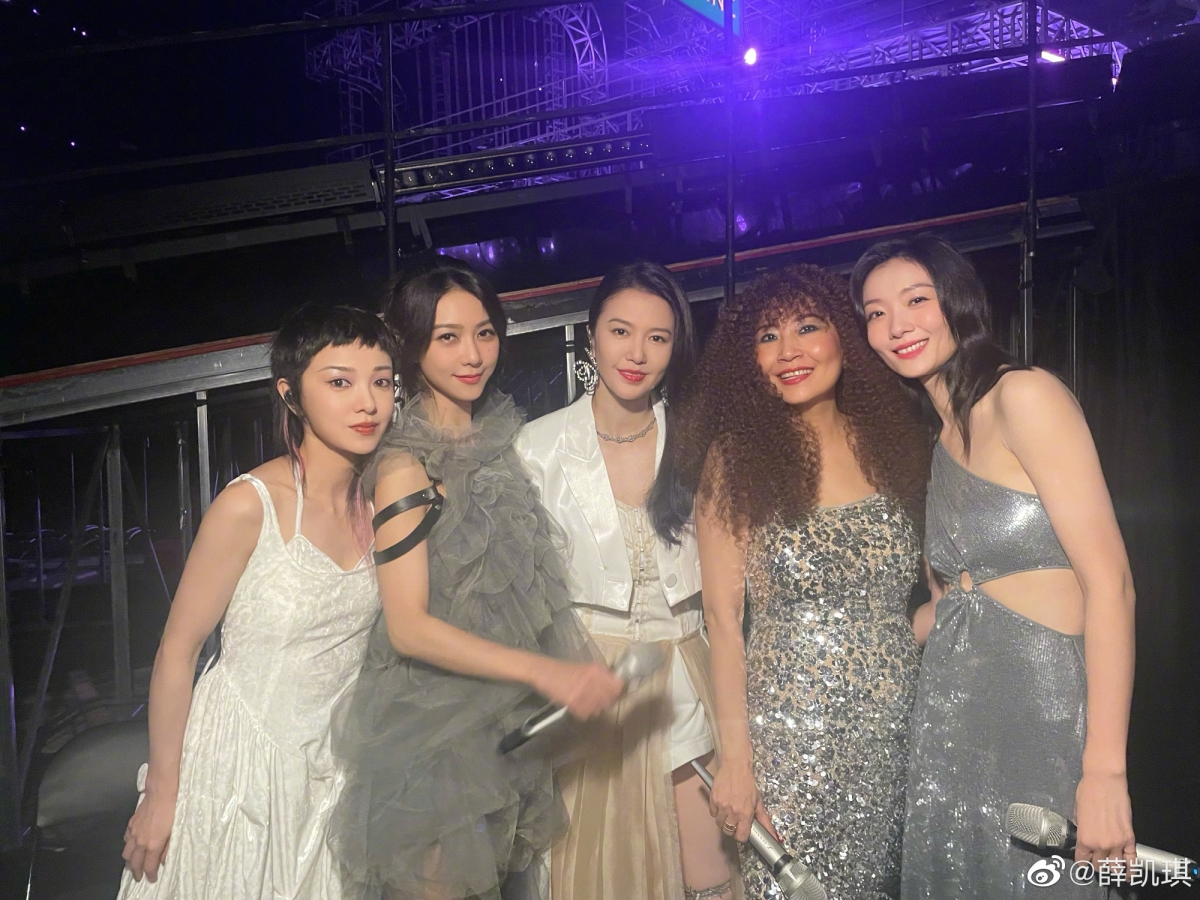 尤其是谭维维组的姐姐们,大家一起“并肩奋战”,互相支援,结下了亲姐妹般的特殊团结和友谊!