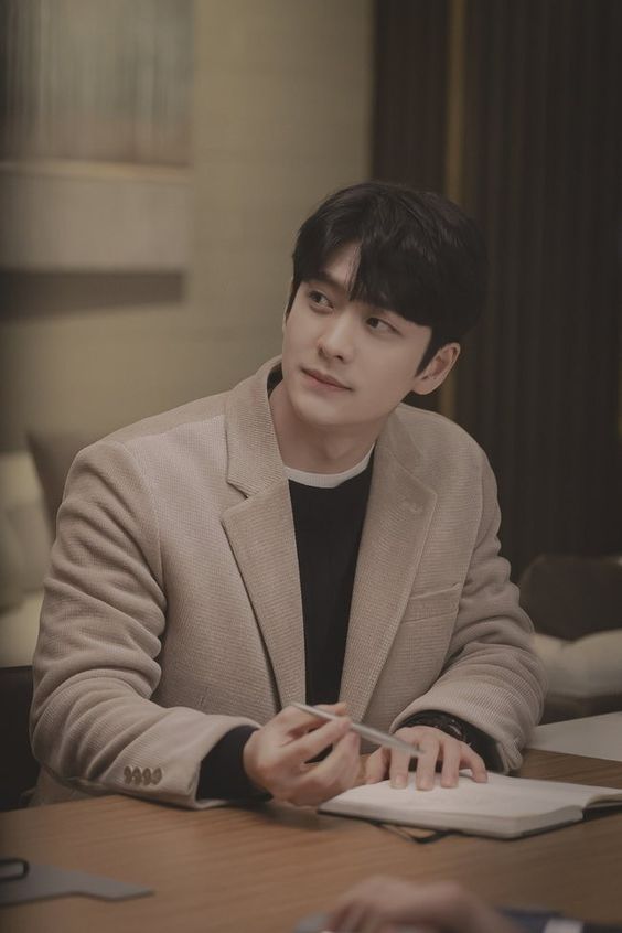 近期人气超高的姜泰伍已确定在今年入伍，经纪公司已经表示最快会在8-9月入伍！