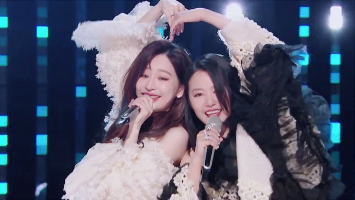 原本有传节目组属意的C位人选是谭维维,但万万没想到,王心凌这匹黑马忽然杀出,让节目组措手不及。