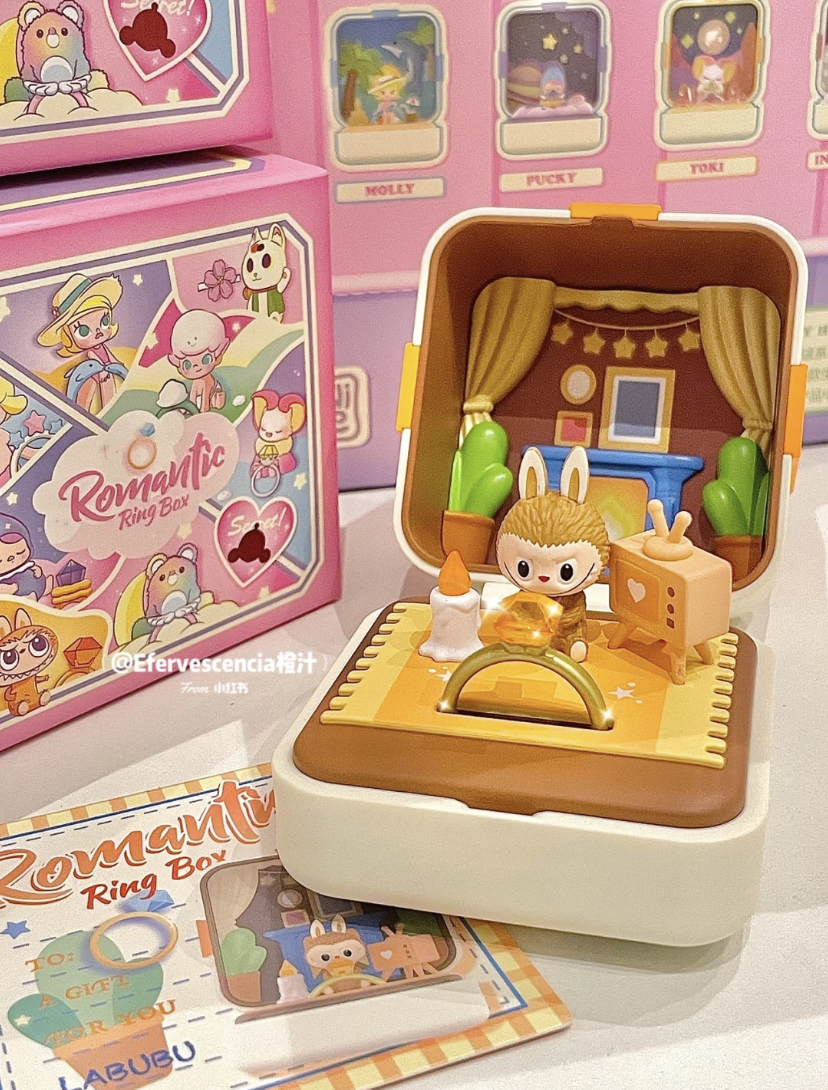 土色的「Labubu」背景就像在一个温馨的家中，还有可爱的迷你电视戒指是橙色的小宝石哦！