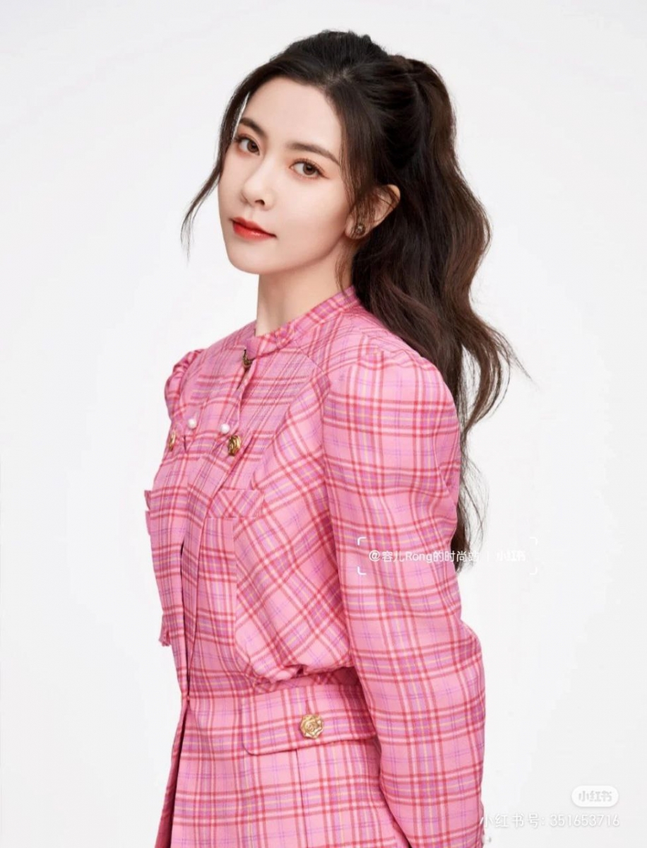宋妍霏和motoguo粉色格纹套装