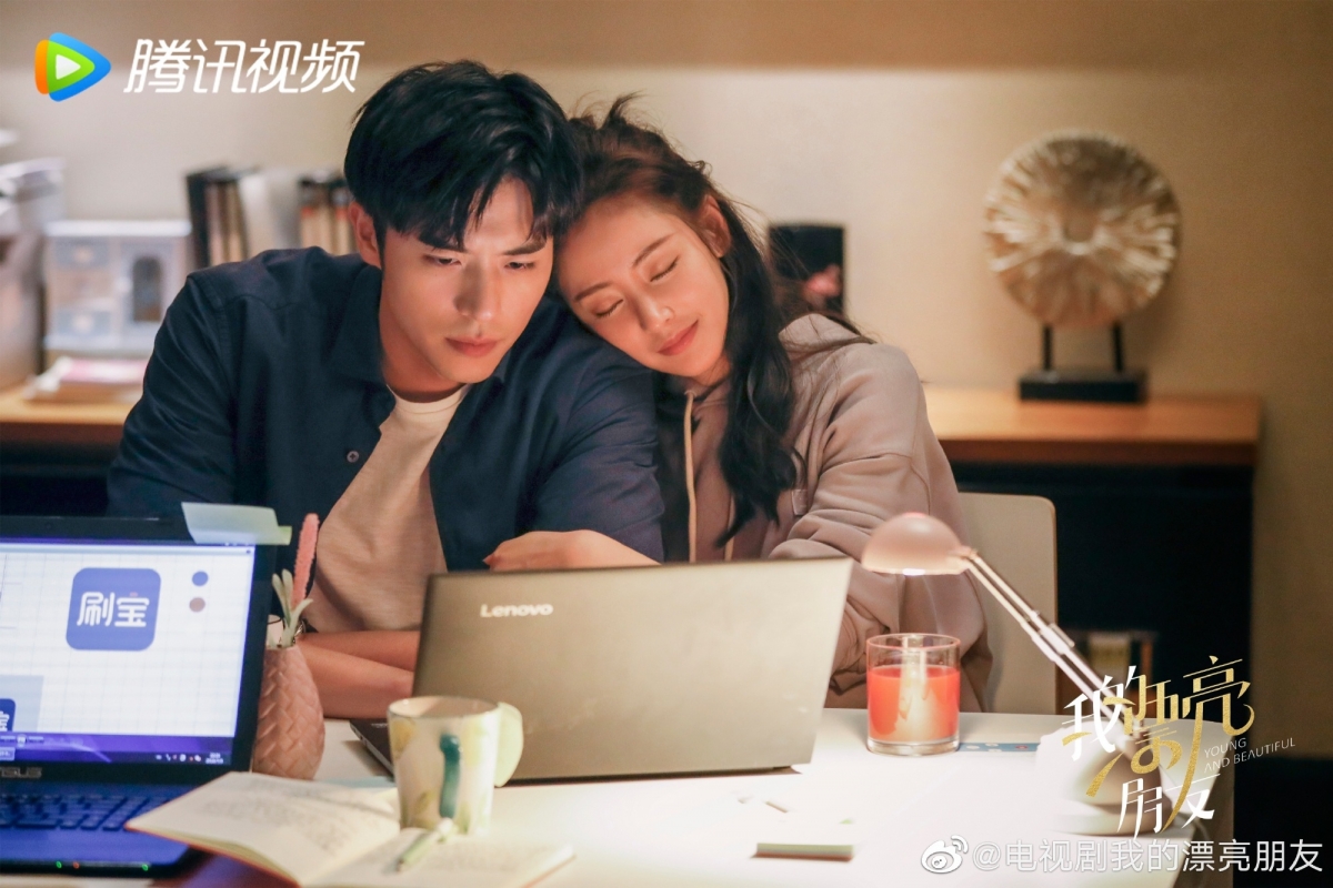 制造各种虚假的幸福生活来骗张天爱的钱