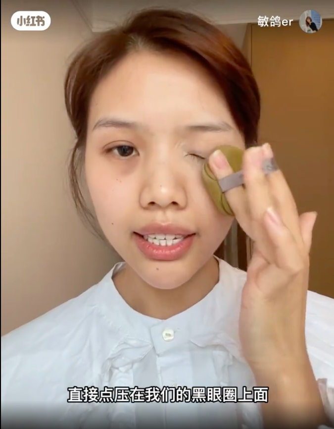 先挤一点点粉底液在手上均匀的铺开，再用粉扑沾取一点点的粉底液