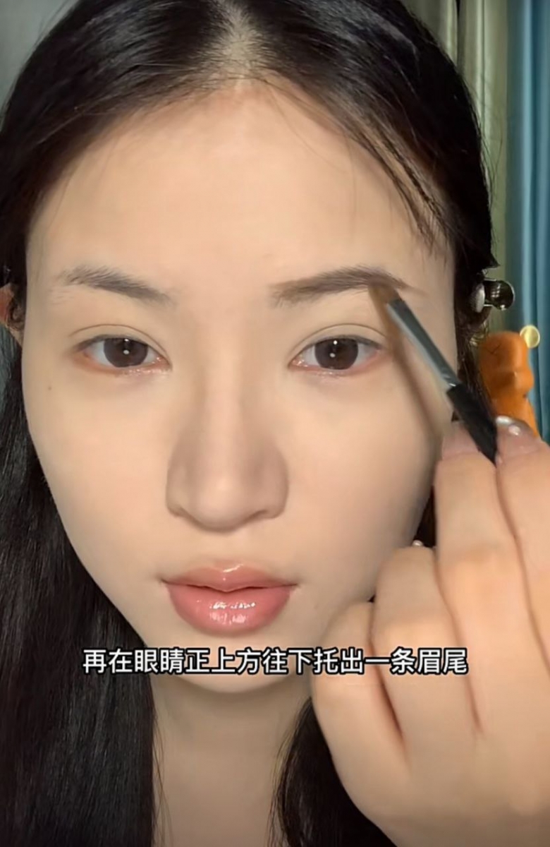 在眼睛正上方拖出眉尾