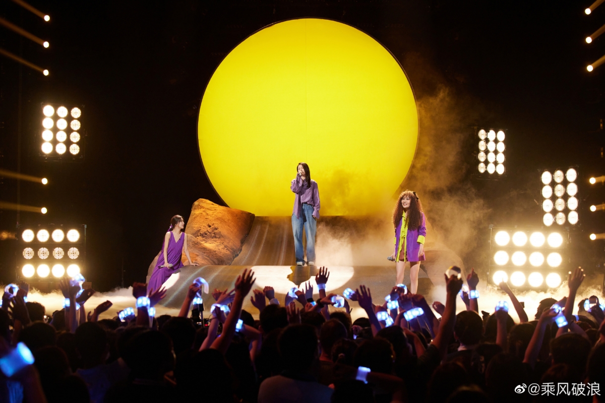 谭维维、薛凯琪和张蔷3位实力vocal,她们带来经典歌曲《真的爱你》