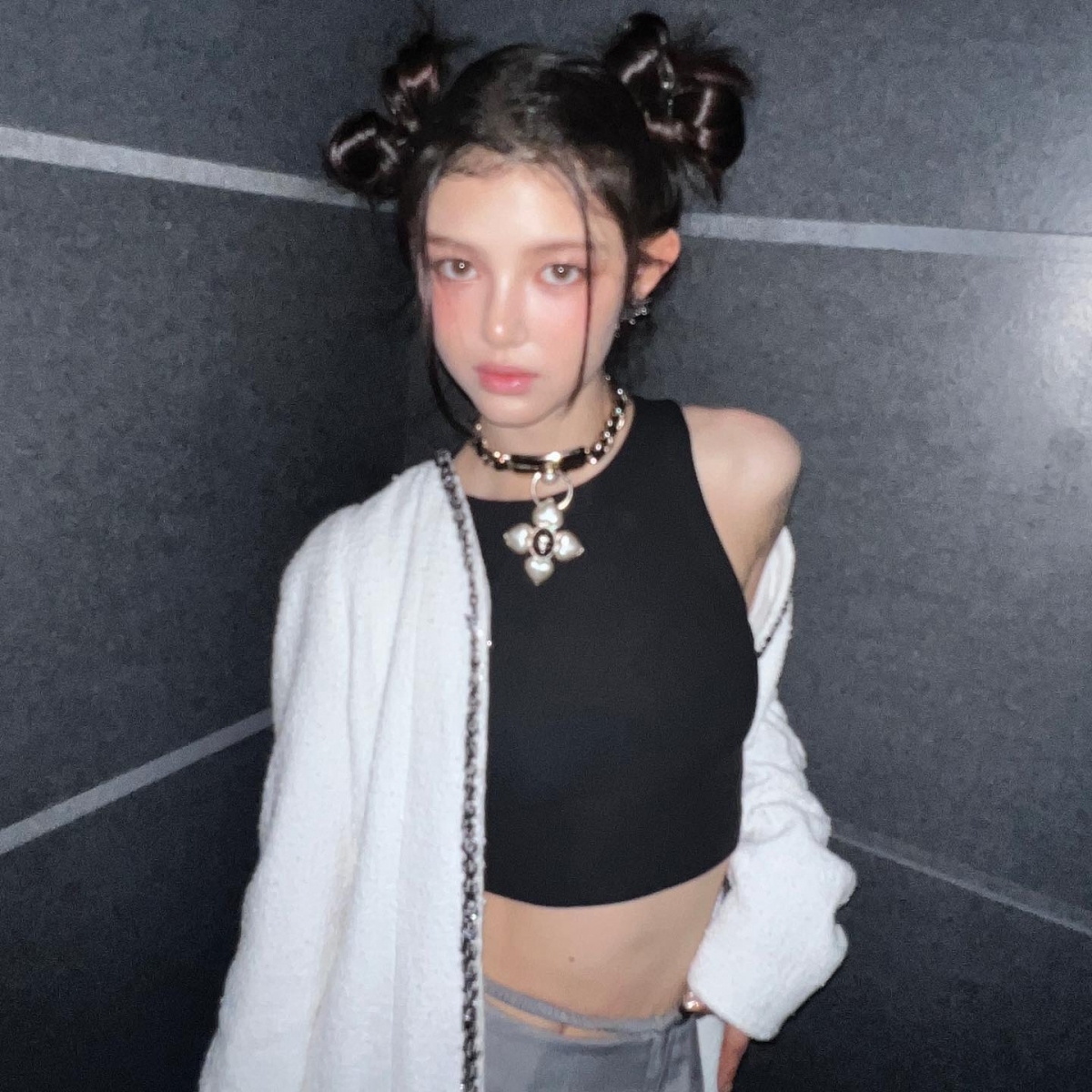 可爱丸子头展现青春少女感