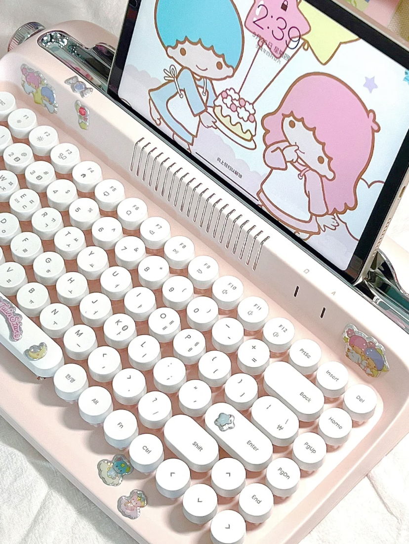 键帽属于内凹的设计打字的使用感超好!还有独特的设计可以架上iPad、平板电脑或手机哦!