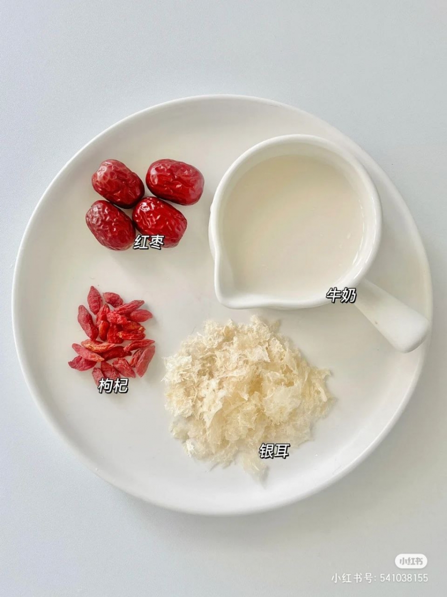 食材:银耳、枸杞、红枣、牛奶、冰糖