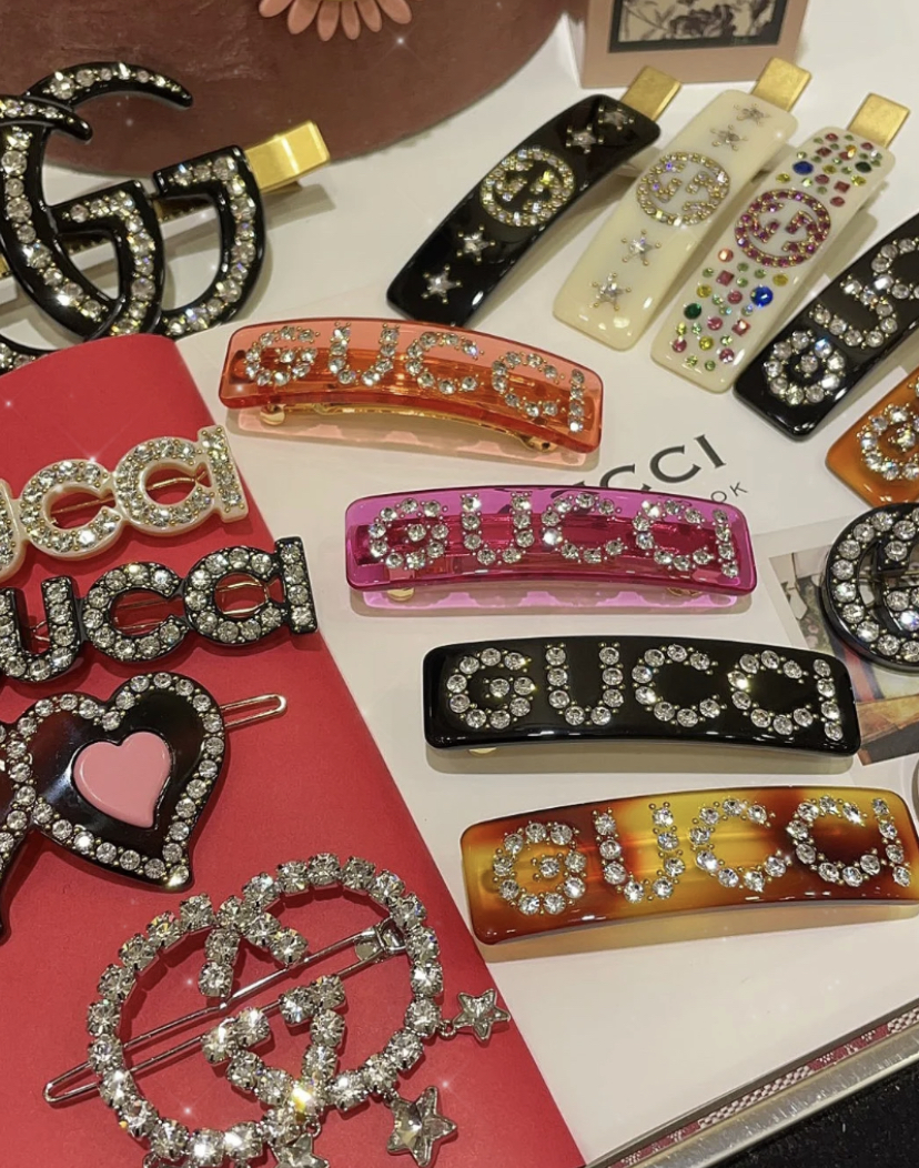 有发圈、发夹、和发卡多种不同饰品选择,设计上就是Logo也是Bling Bling的