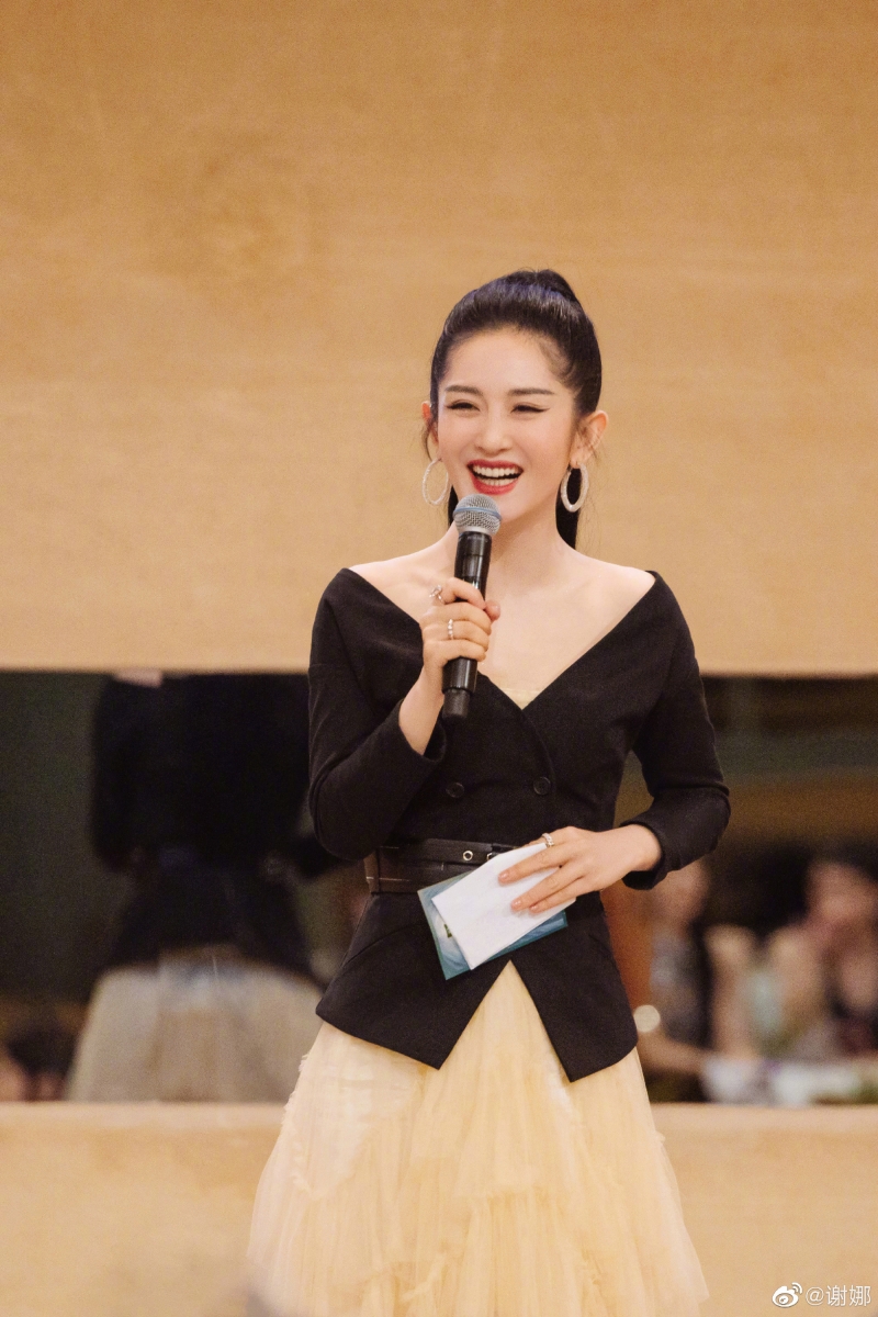 随着《浪姐 3》收官，谢娜的感性发文瞬间引起热议。