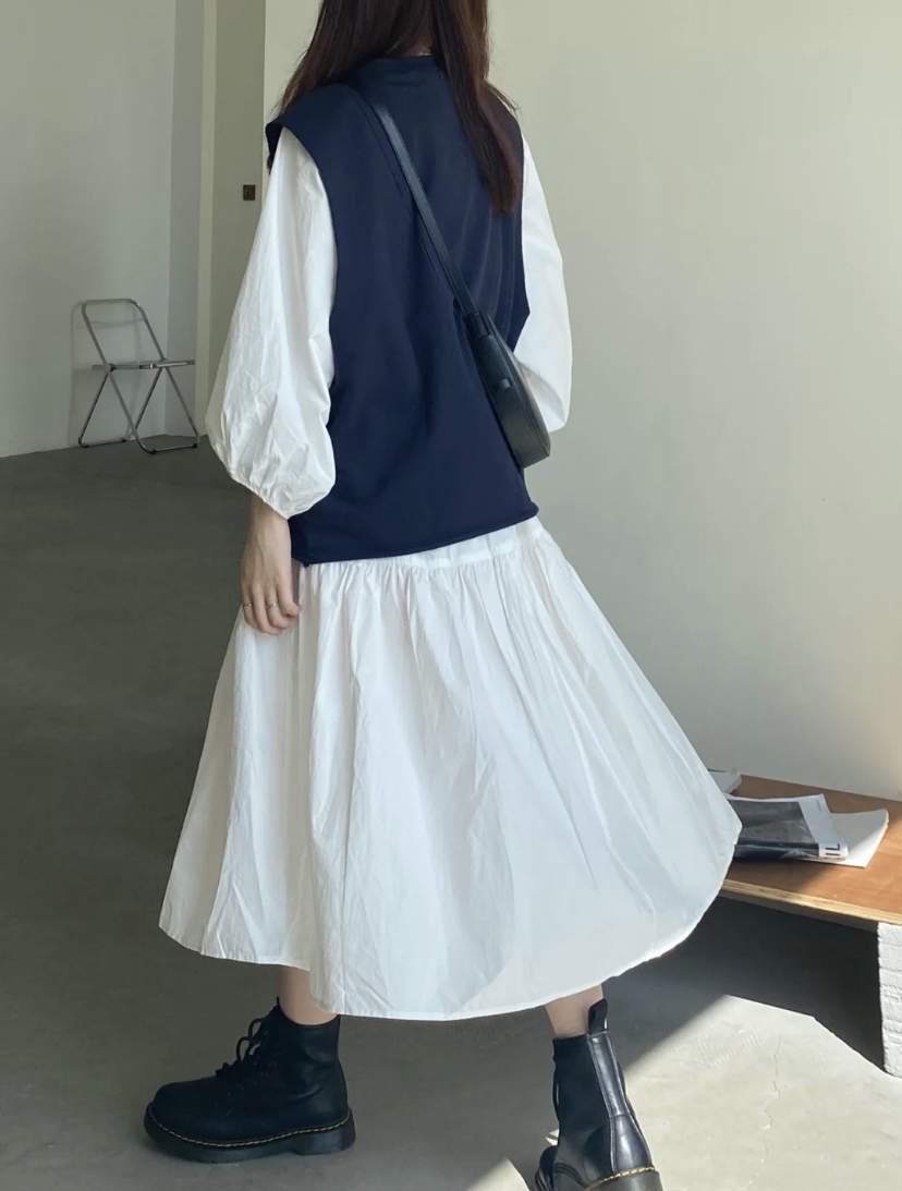 白色连衣裙和马甲的搭配,非常有温柔气质感,长裙还有助于拉长身高比例哦~