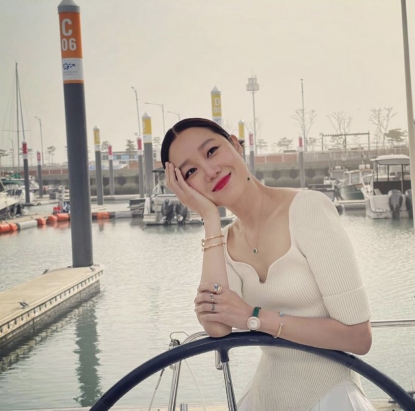 虽然没有机会看见两人的婚礼,但也希望可以看到女神分享自己穿上婚纱的结婚照啦~