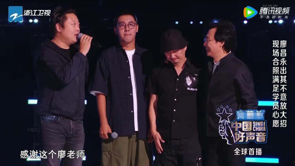 廖昌永还主动帮学员和心仪的导师合照
