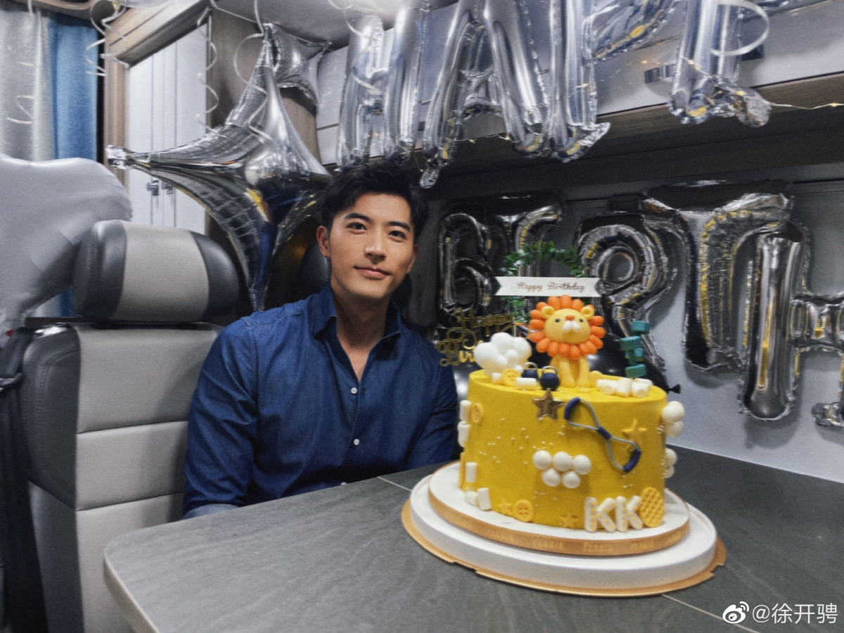 在闹分手的期间,张天爱实则正在录制《浪姐 3》~期间据说男方一直带家人上门对她施压