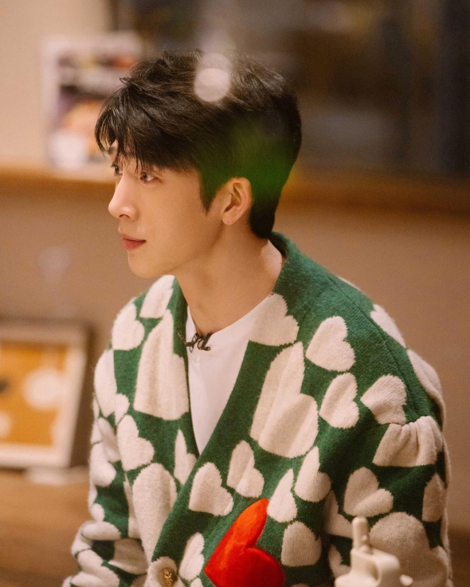 井柏然录节目时穿过motoguo爱心针织开衫