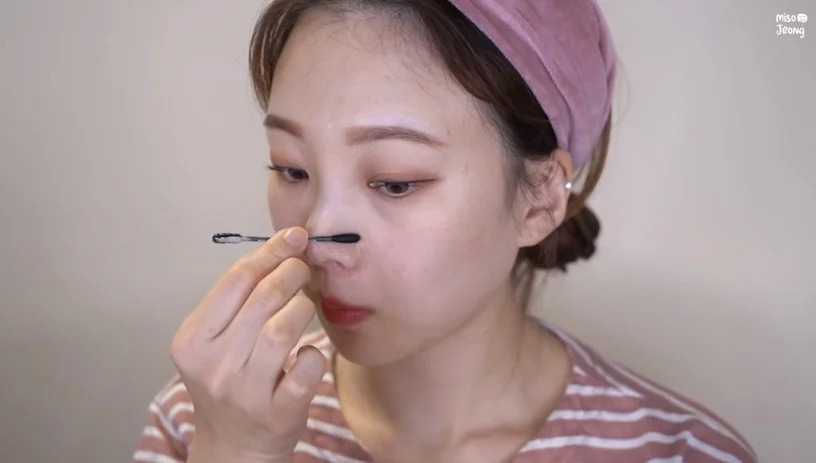 之后再以棉花棒轻轻的将皮肤表层的「凡士林」擦除!