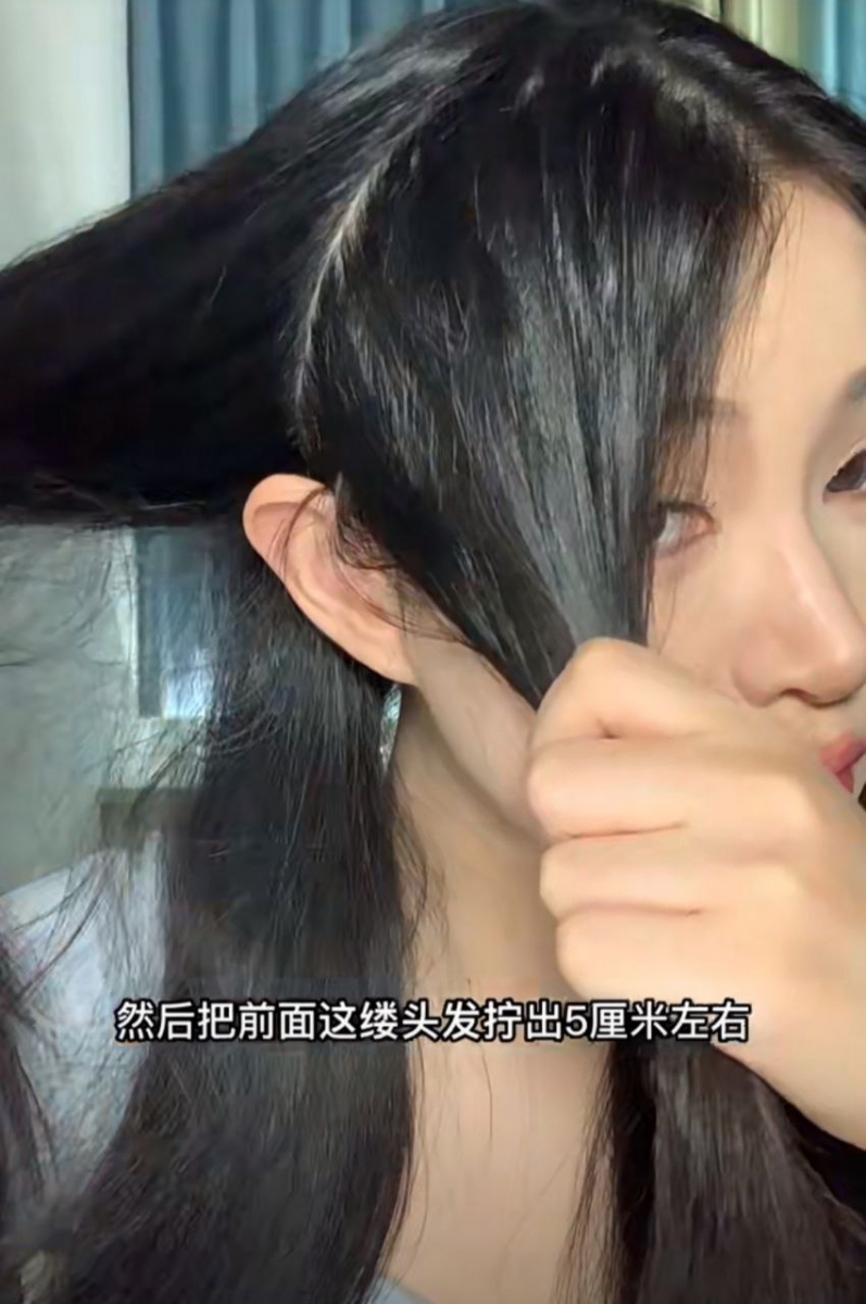 盘发做法:以耳朵为分界线分出前面的头发