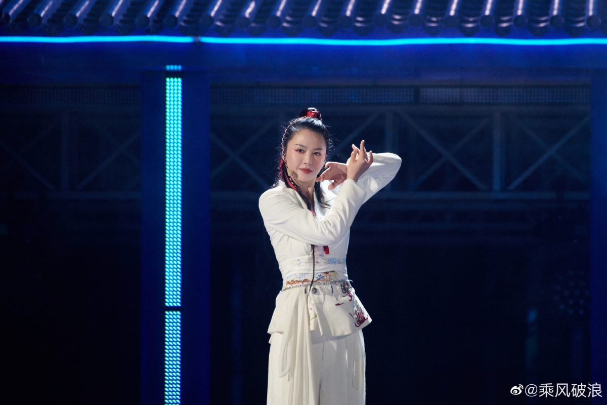 虽然说在四公舞台时,谭维维的个人喜爱度跌倒第七位,但她的人气依然高居不下。