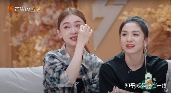 队友阿娇、张天爱、唐诗逸都听到泪光闪闪,而吴谨言更是哭红眼睛。