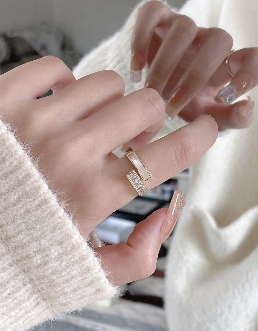 戒指本身还可以自由调节大小,风格简约又显温柔气质