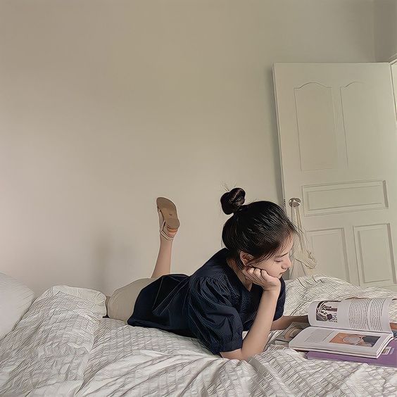 营造出舒适和让人安稳的睡眠环境，像是比较安静的环境、舒适的灯光和好闻的香味，都可以让我们身心放松更好的入睡