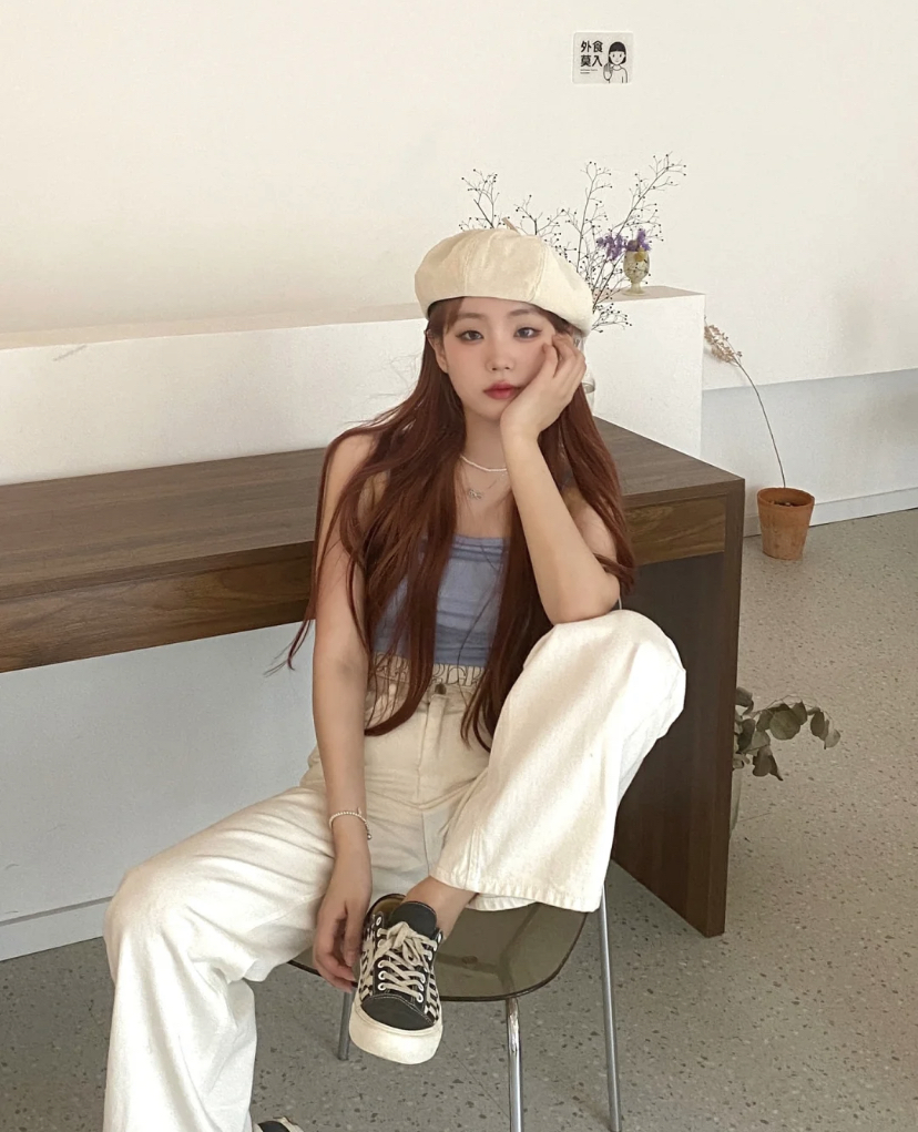 坐着时可以稍微抬高一边腿再搭配托腮姿势,这样摆拍可以让身体的线条感更明显哦!