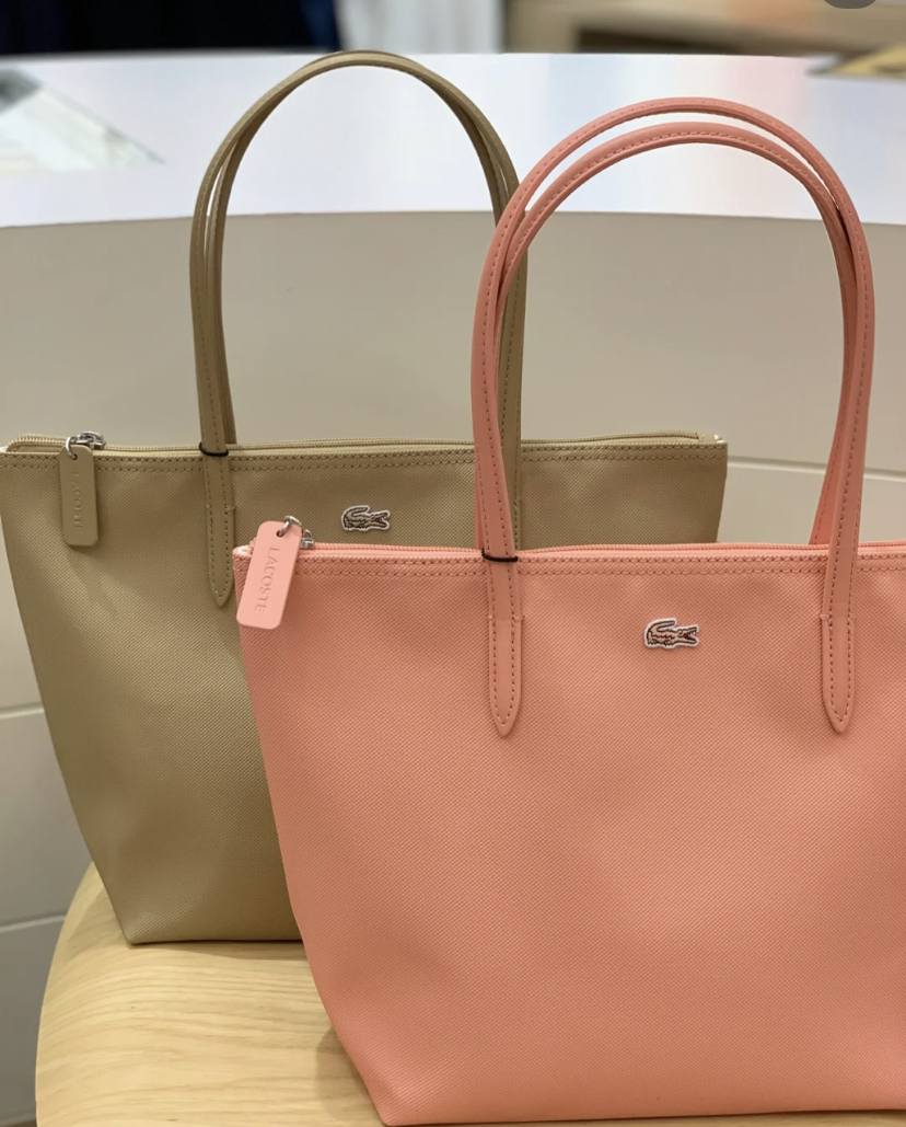 这款包CP值超高就在于包身的容量很大，可以装下很多东西！