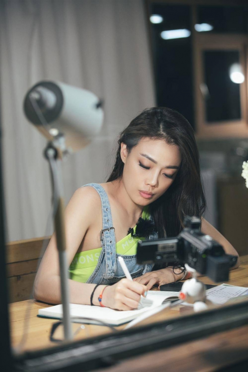 甚至感慨现在的艺人为了在中国捞金完完全全就是豁了出去。