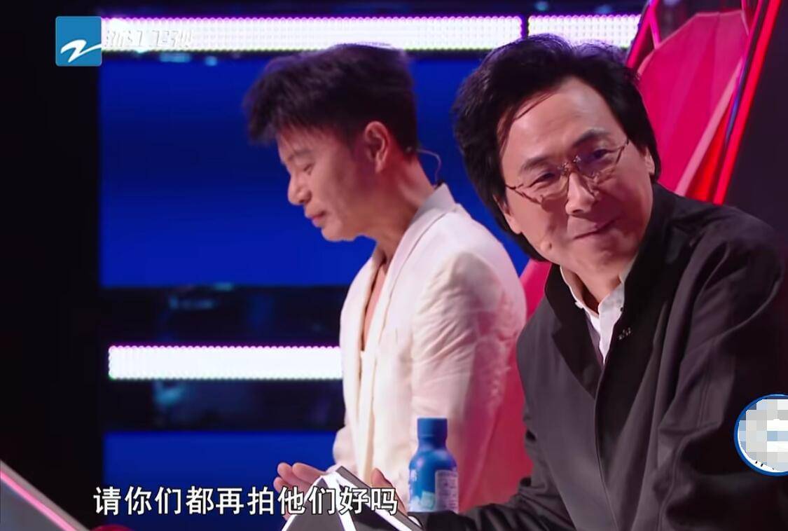 最后又请求其他导师,希望能够拍下灯,再给他一次机会。