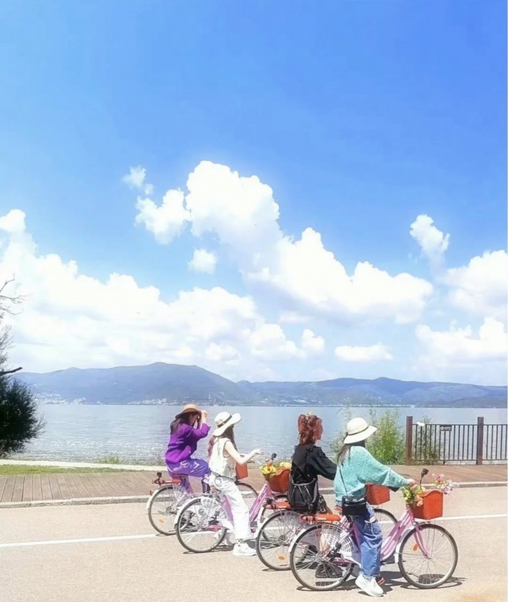 从路透可以看出姐姐们笑容满面状态大好