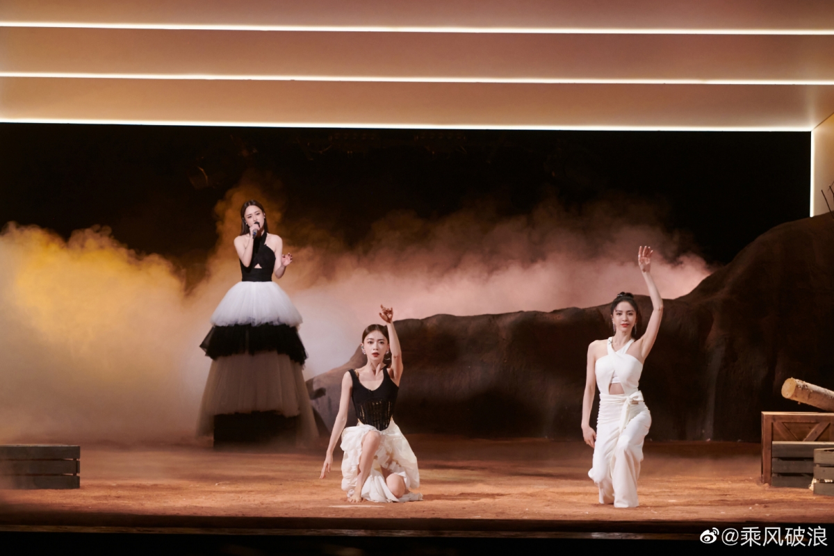 唐诗逸、钟欣潼和吴谨言合作带来歌曲《给所有知道我名字的人》。