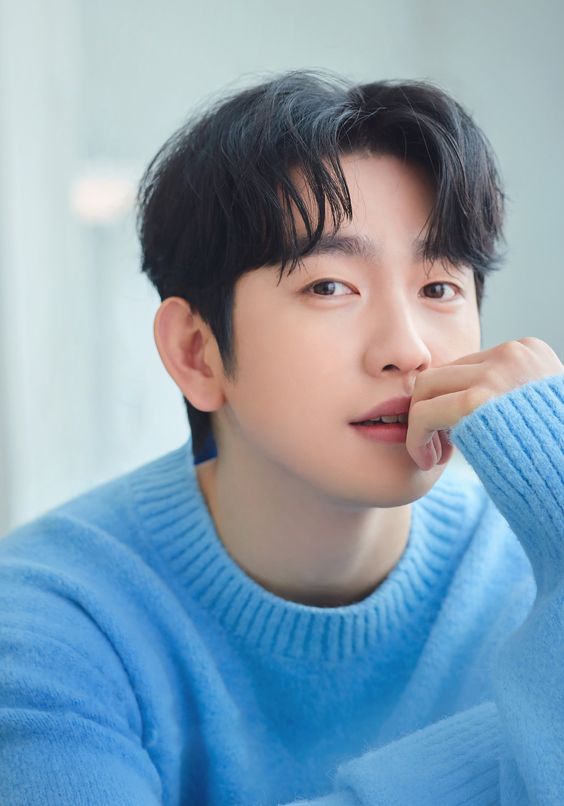 有消息透露朴珍荣再过不久会被韩国国军征招，就需要暂停爱豆和演员身份去服役啦！