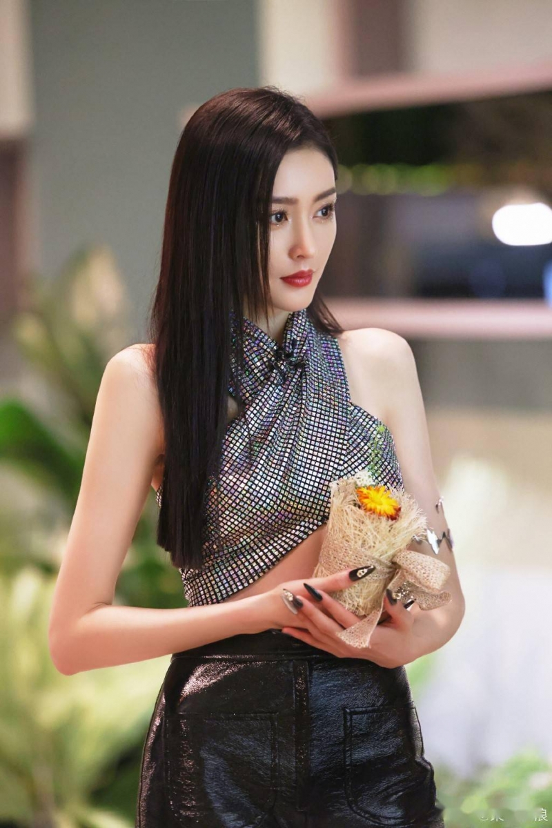 早前参加综艺节目《浪姐3》而人气爆火的张天爱,和徐开聘的感情也一直扑朔迷离。