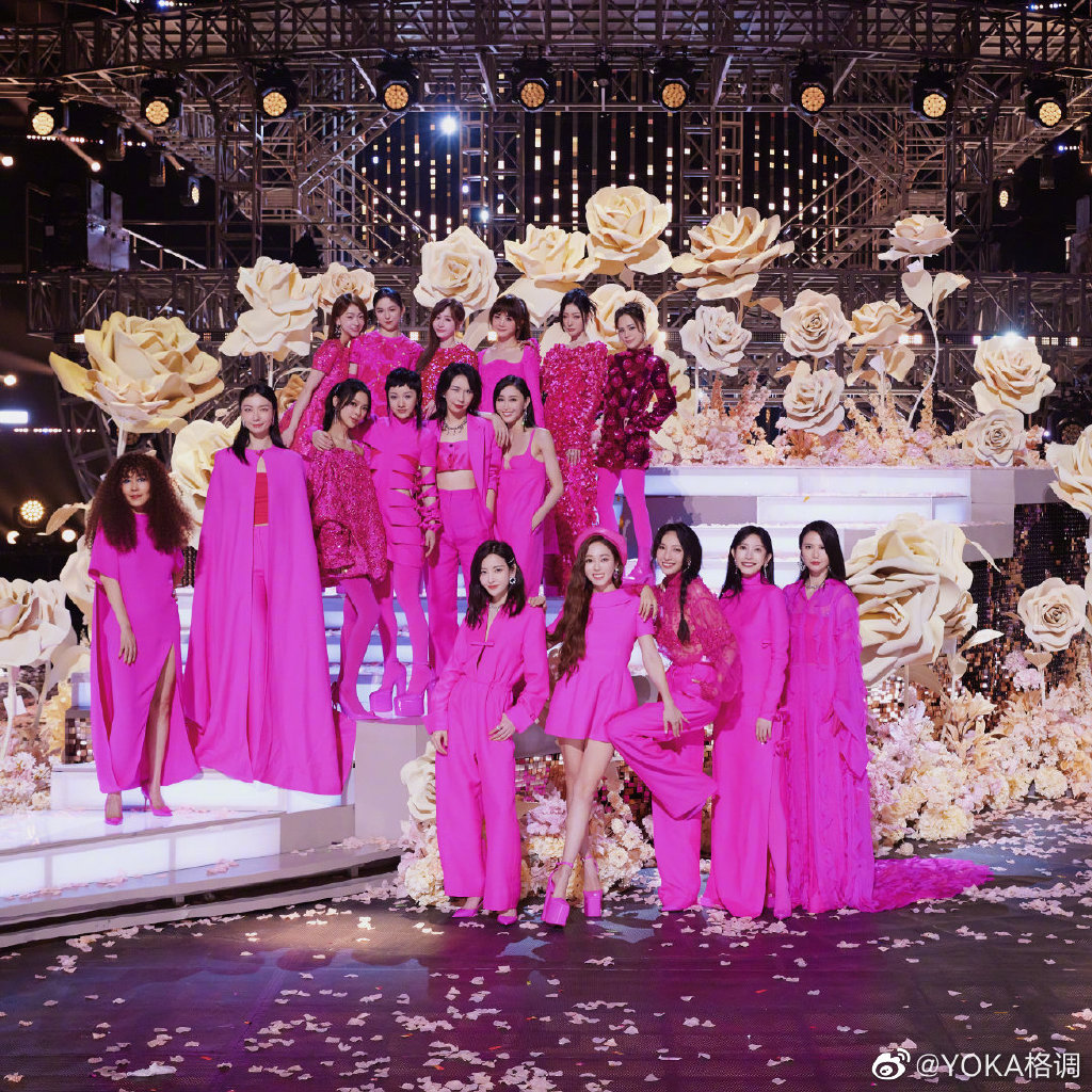 而姐姐们身穿的“芭比粉”服装，也被吐槽像是“火龙果”一样，完全承托不出姐姐们的美貌