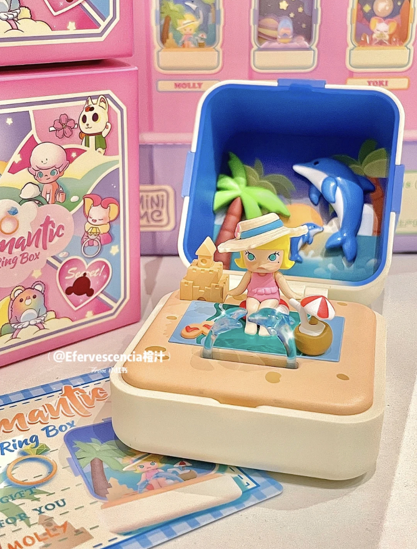 带有满满夏日感的「Molly」的人气也非常高，背景有着沙城堡和小海豚，就连戒指设计也是蓝色的海豚哦～