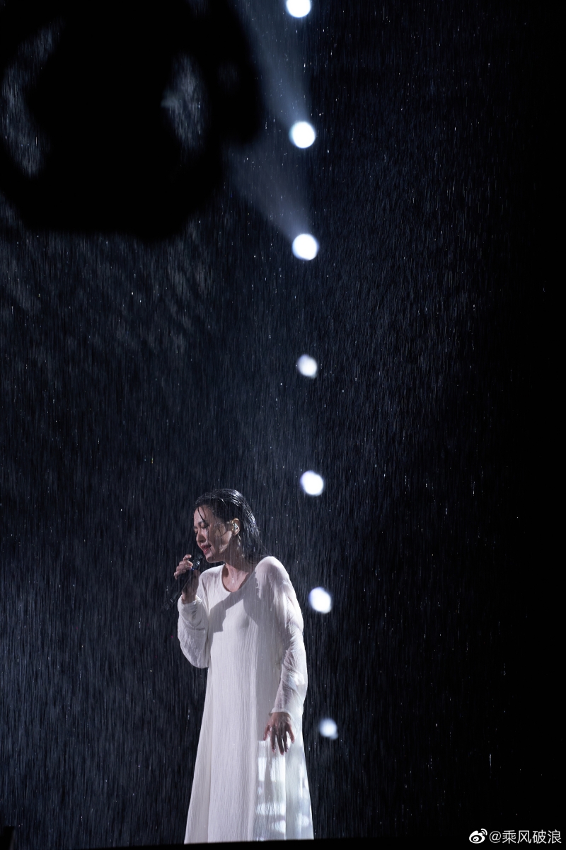 另外一位队长谭维维带来歌曲《但求疼》,在雨中激情开场,绝对是专业的教科书级别!