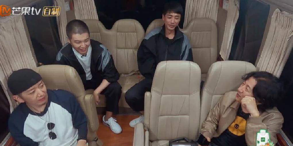 四人给组合起名叫“表面功夫乐队”