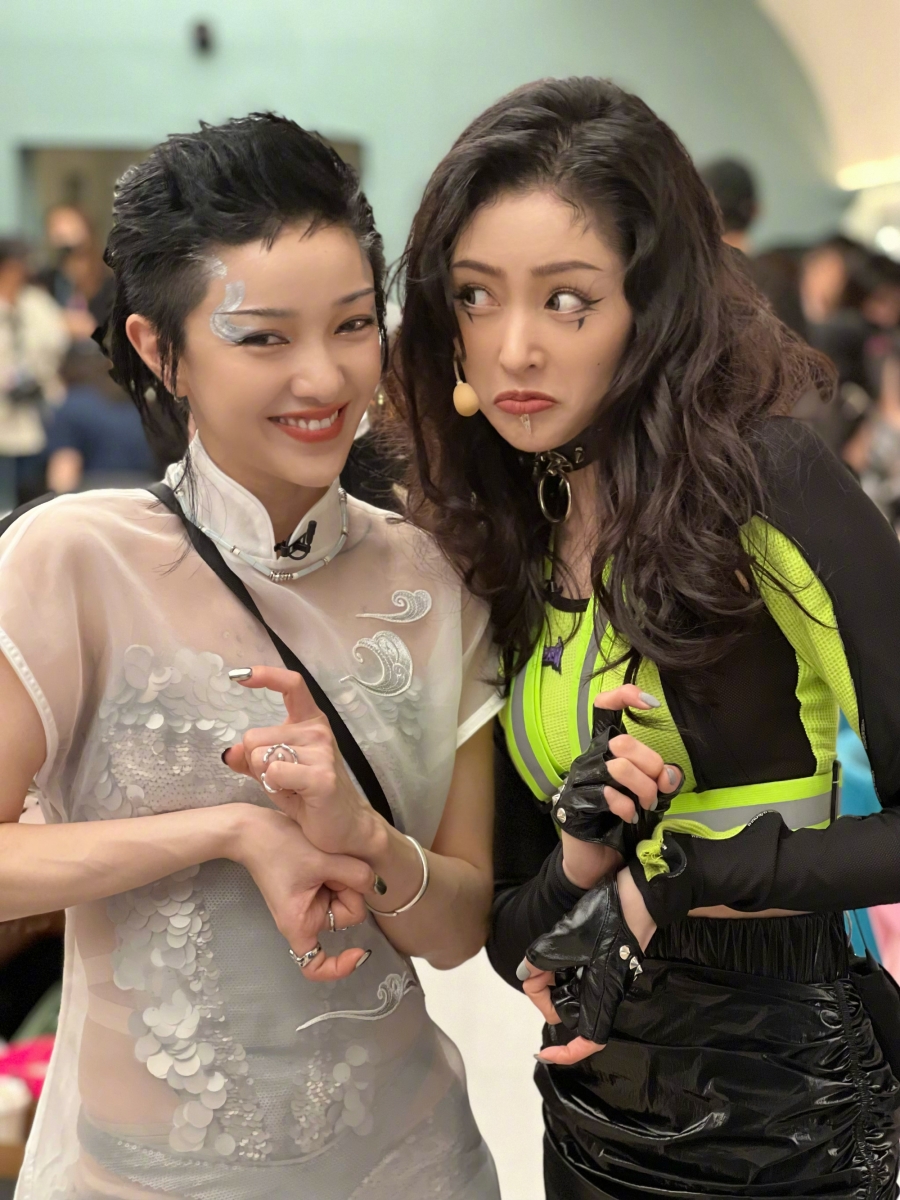 「凹凸组赢了两次，结果就进了必进的两个人，王紫璇和张俪怎么也得进一个吧，芒果你告诉我里面的郭采洁和张天爱到底为什么能成团」。