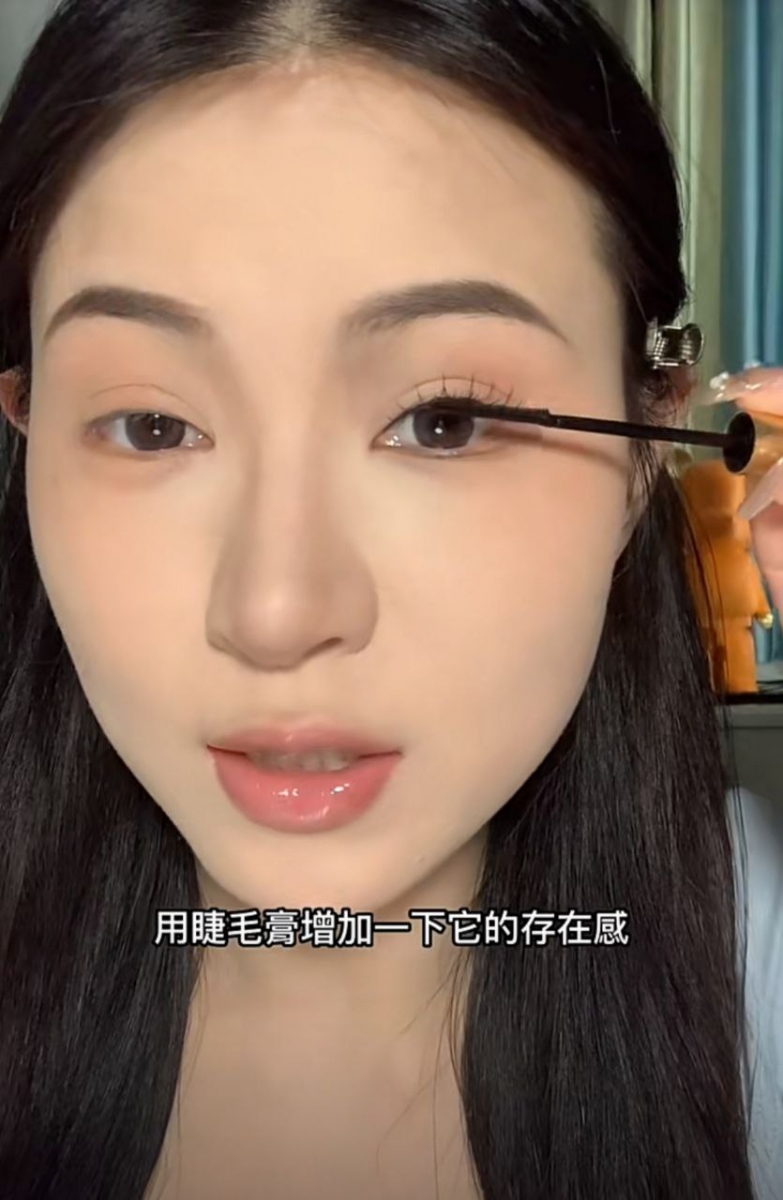 贴完假睫毛后再用睫毛膏刷一层