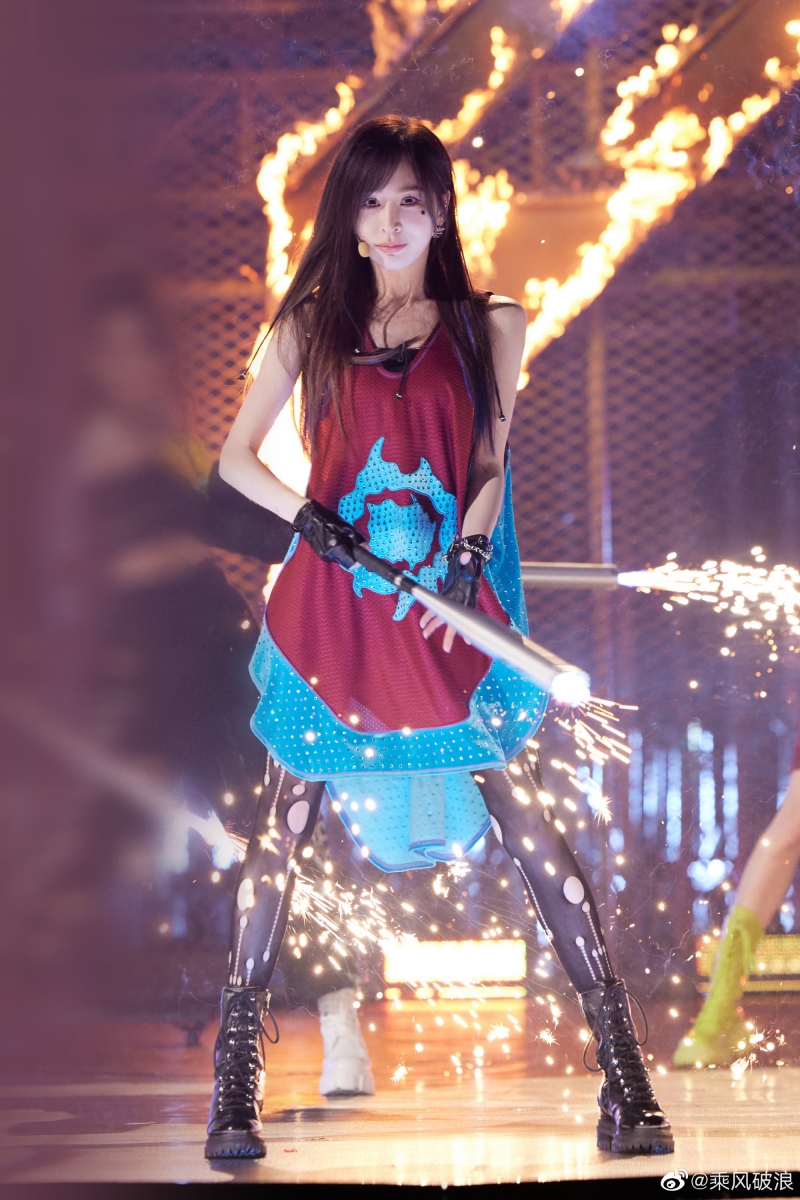 凭借5场公演的平均喜爱度，获得C位成团