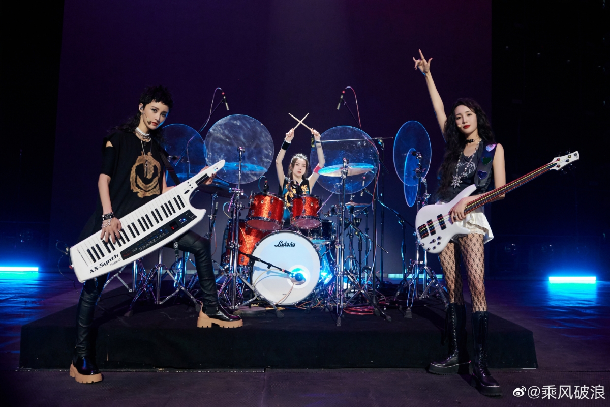 张歆艺、于文文、王紫璇带来歌曲《永远都会在》把舞台变成了音乐节现场