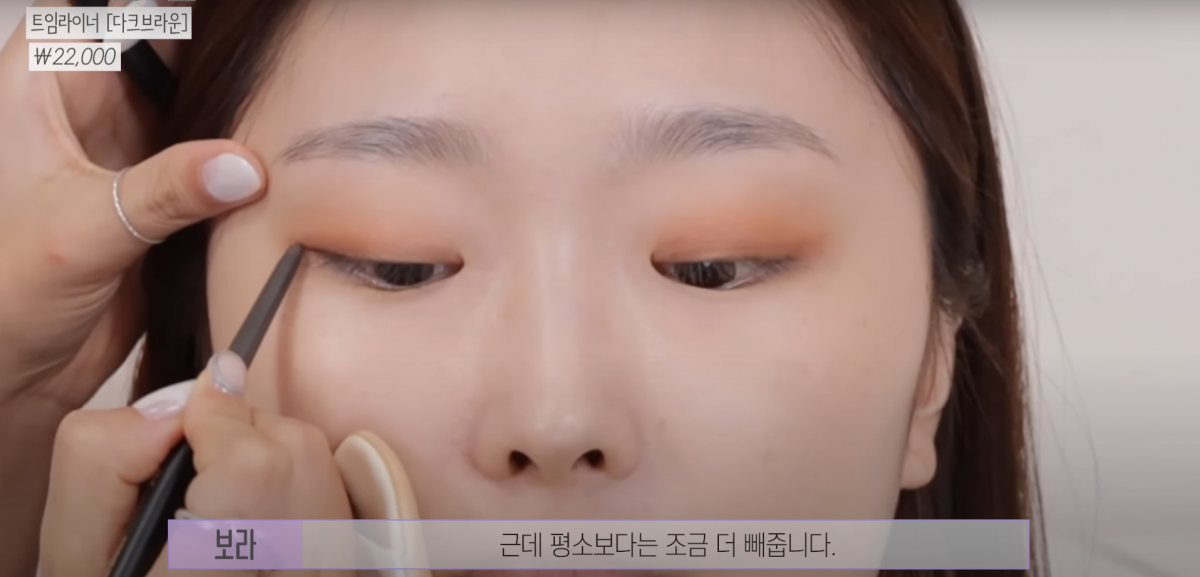 眼线画长一点,但不要超出眼影范围