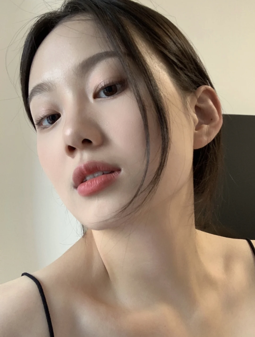 淡颜系女生的脸一定不能太多肉,轮廓线条不清晰就会有臃肿的感觉!